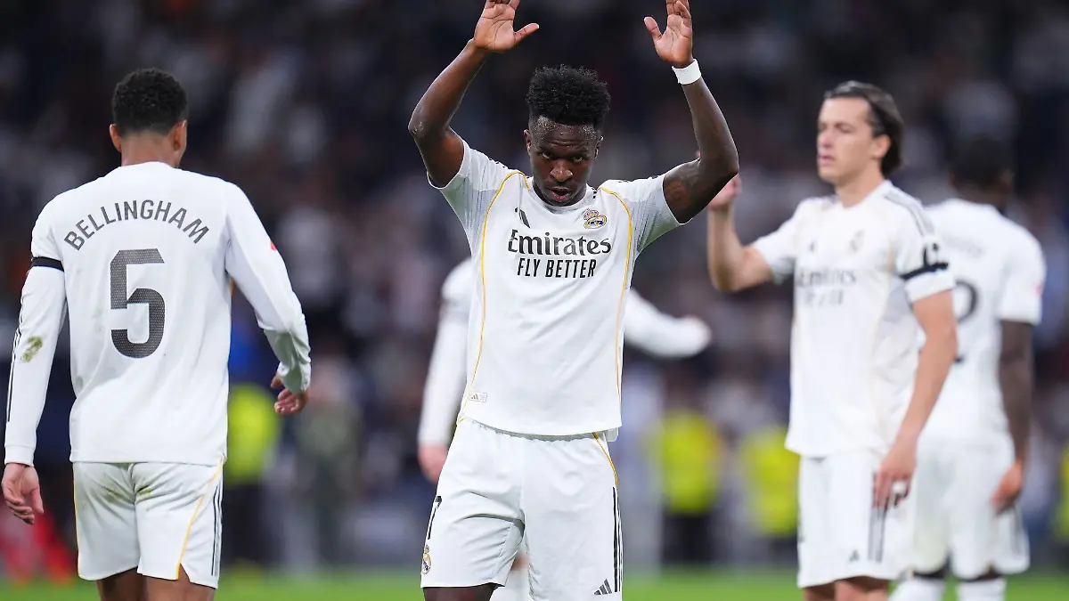 Real Madrid Vinícius Júnior jubelt nach seinem Treffer gegen CD Alaves.
