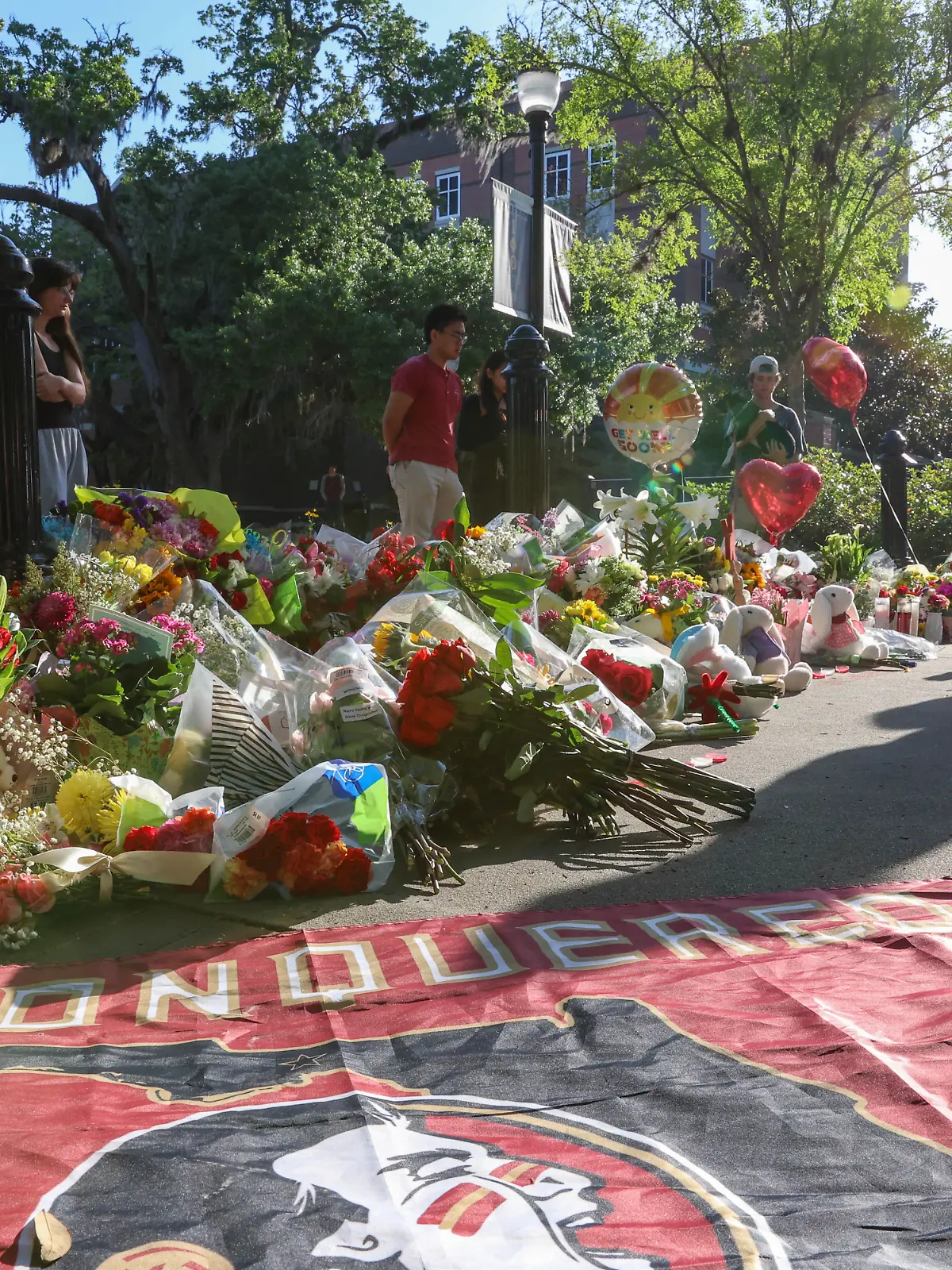 Studenten versammeln sich auf einem Gehweg in der Nähe des Zentrums des Campus der Florida State University in Tallahassee (USA), in Sichtweite des Gebäudes der Student Union. Bei einem Schusswaffenangriff an einer Hochschule im US-Bundesstaat Florida sind mindestens zwei Menschen getötet worden. (zu dpa: «Florida ermittelt gegen OpenAI nach Waffen-Attacke an Uni») +++ dpa-Bildfunk +++