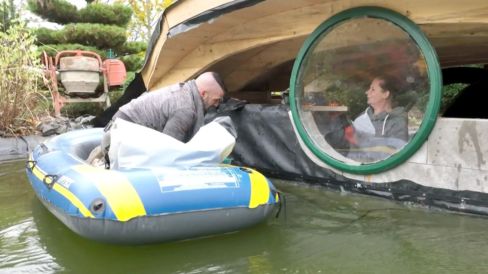 Mit dem Schlauchboot im Beet
