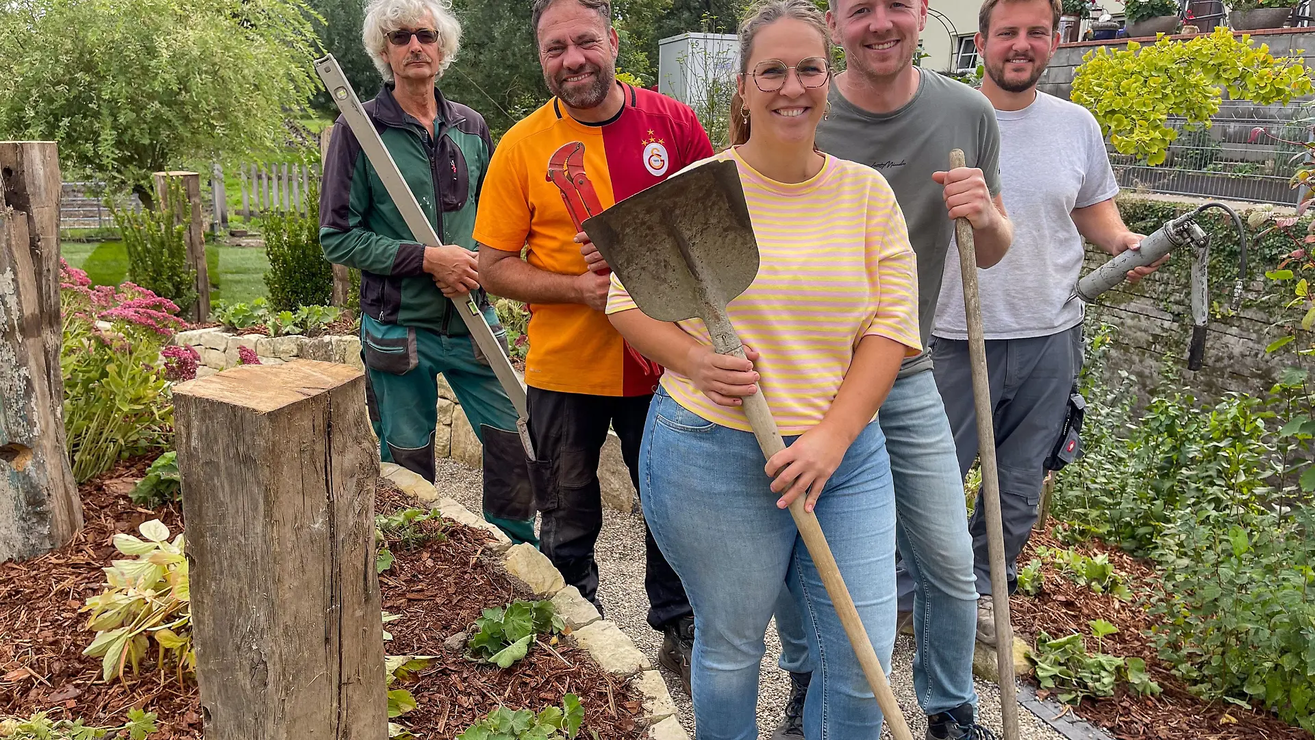 Geschwungene Gartenpfade an der Wassermühle