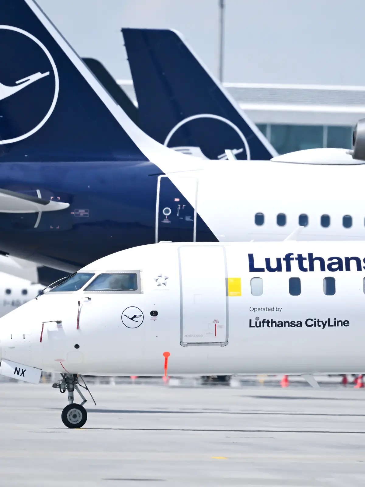 Flugzeuge der Lufthansa und der Lufthansa CityLine stehen am Flughafen München. Als Reaktion auf hohe Kerosinpreise legt die Lufthansa erste Flugzeuge still.