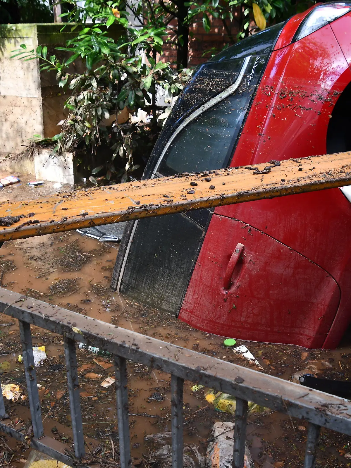15.07.2021, Nordrhein-Westfalen, Euskirchen: Ein Auto liegt halb im Wasser versunken. In Folge von starken Regenfällen kam es in Teilen von Deutschland zu Überschwemmungen. Foto: Sebastian Klemm/dpa +++ dpa-Bildfunk +++