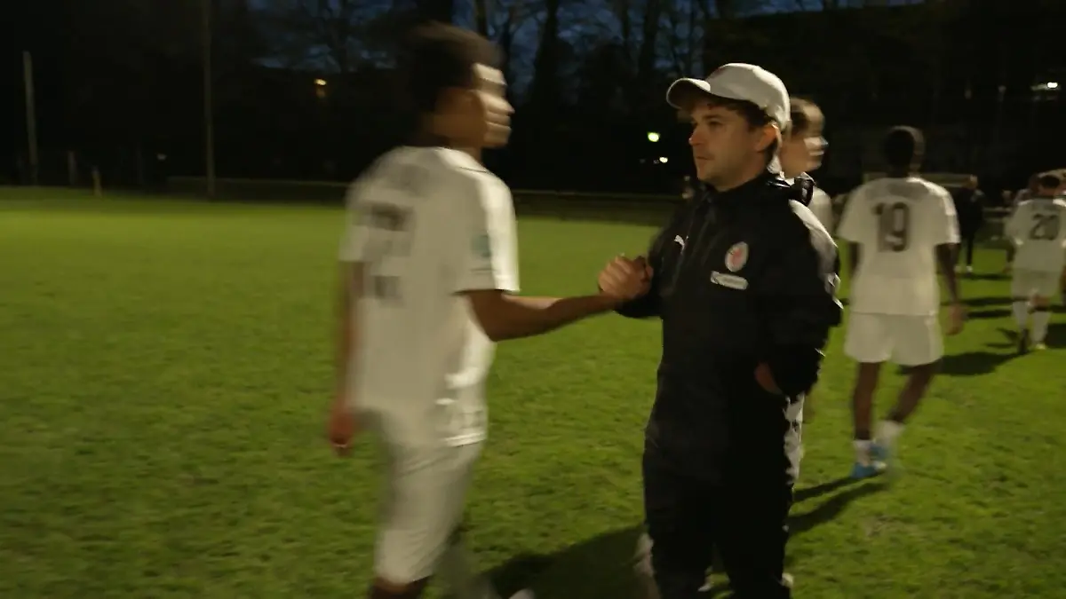 Trainer von Bundesligist gibt Coming-out: So cool geht sein Umfeld damit um! „Lieb' doch, wen du willst!”