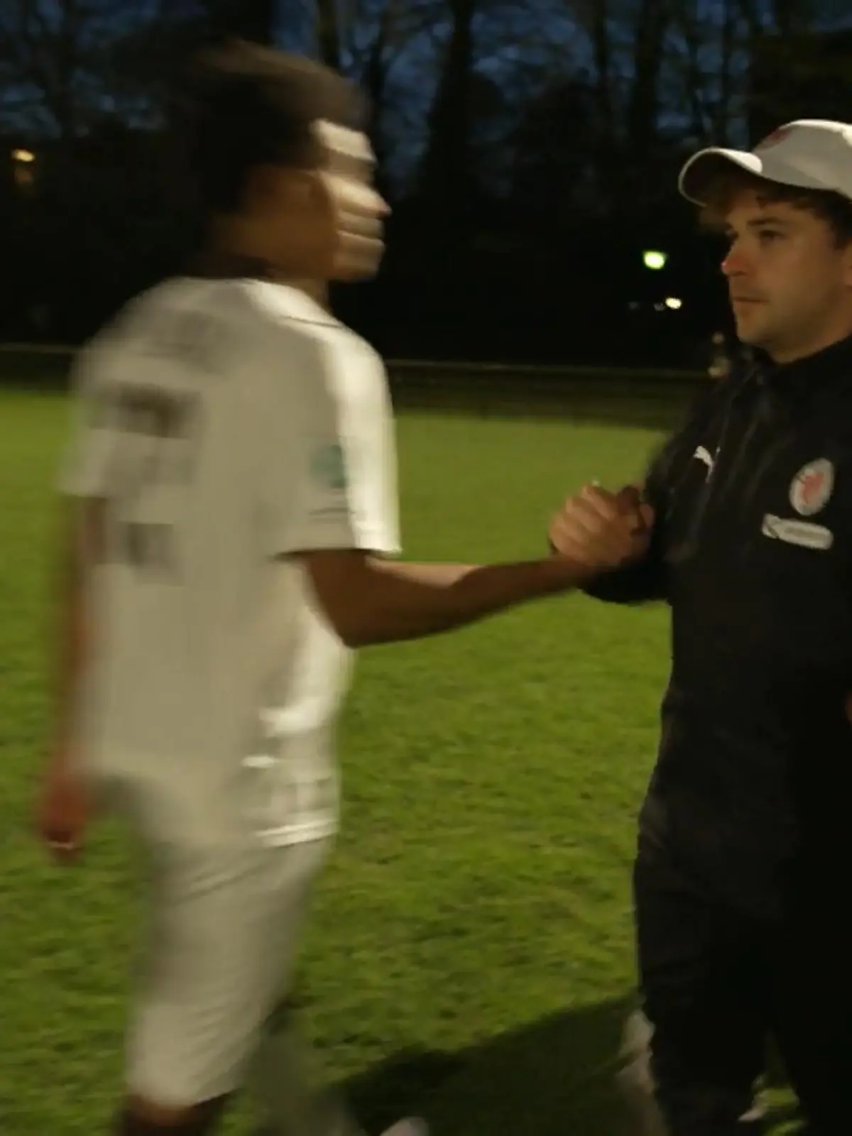 Bild zu: "Trainer von Bundesligist gibt Coming-out: So cool geht sein Umfeld damit um!"