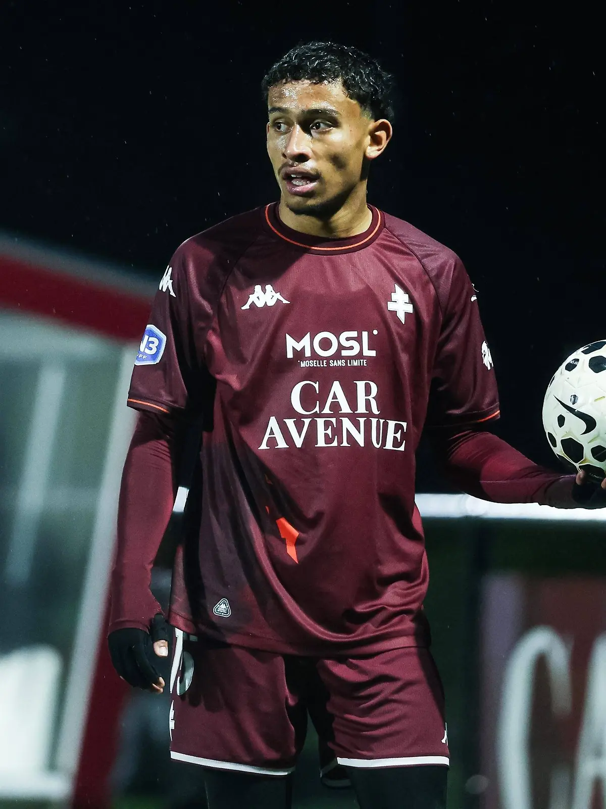 Bild zu: "Er riskierte sein Leben für seine Liebe – jetzt macht ihn sein Verein zum Profi"