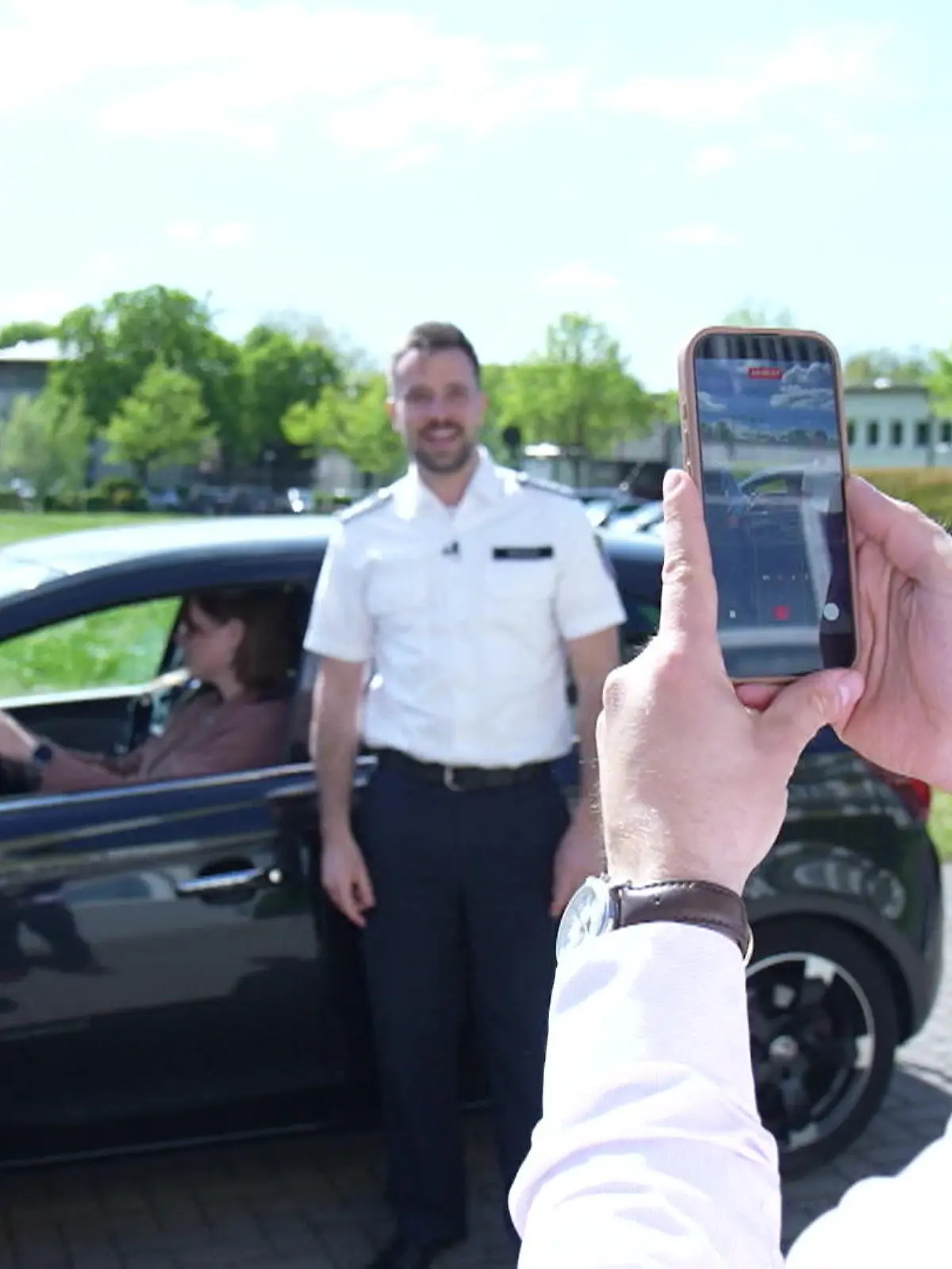 Bild zu: "110 % Gefühl! Polizei-Schlager wird zum Instagram-Hit"