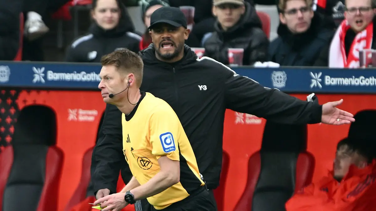 Bayern-Trainer Vincent Kompany spricht mit Schiedsrichter Christian Dingert. (Archivbild)