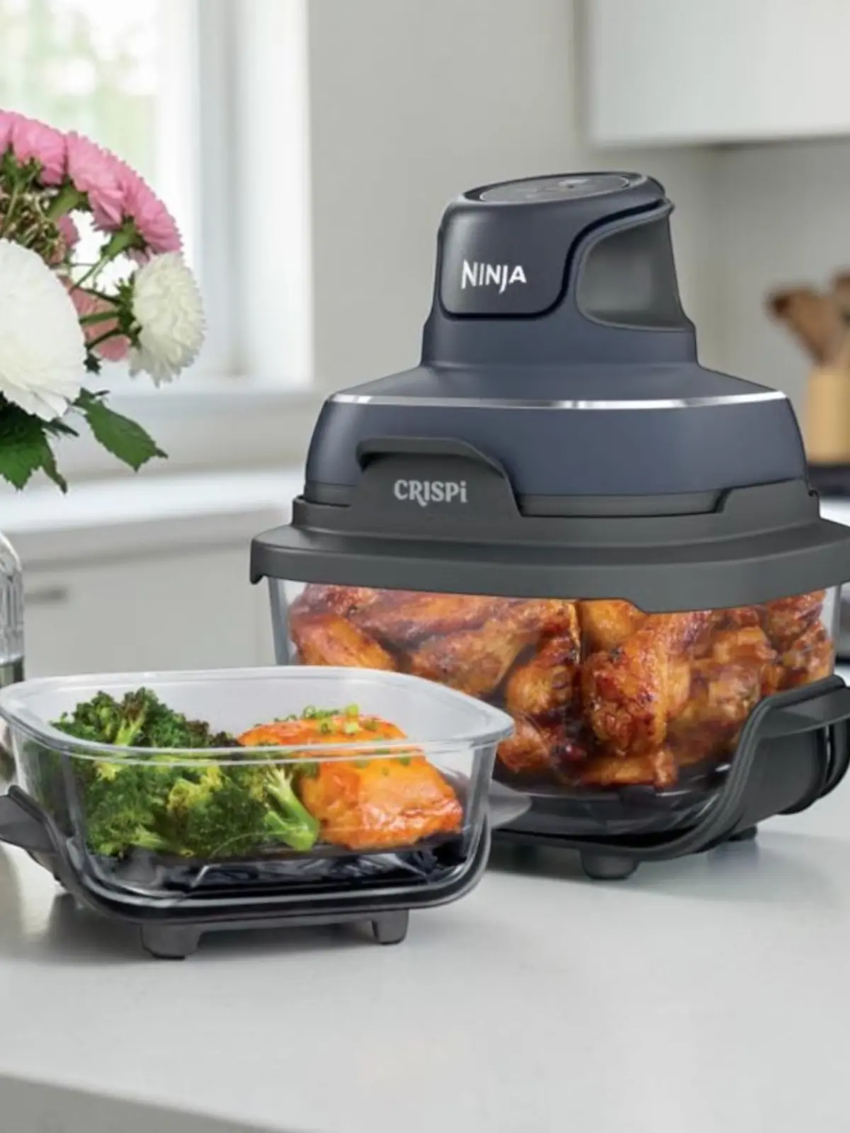 Ninja Crispi auf einem Küchentisch