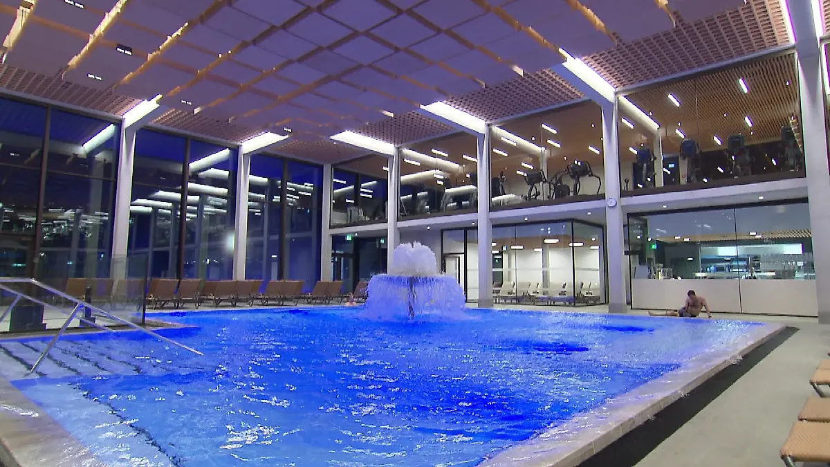 Die Sprudelhof Therme in Bad Nauheim lässt ab dem 25. April samstags keine Kinder mehr rein. Das Archivbild zeigt einen Innenpool.