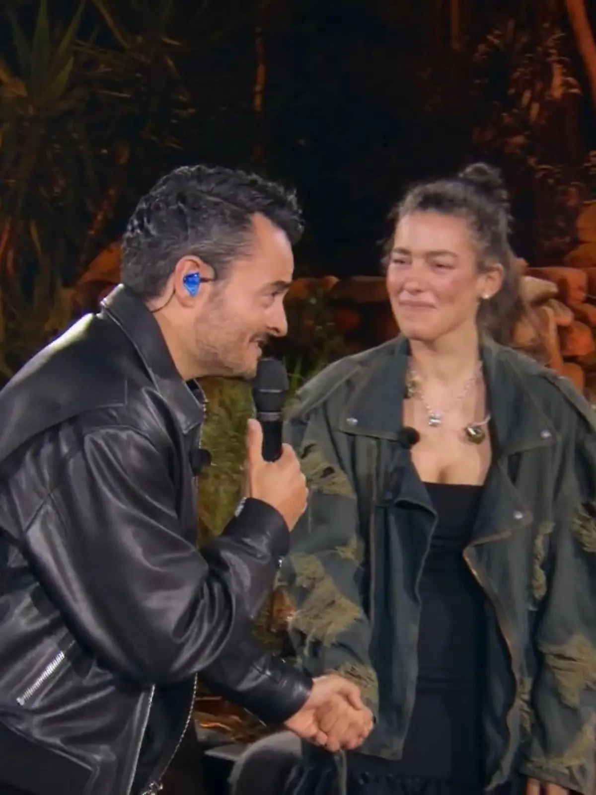 Giovanni singt und hält Alinas Hand