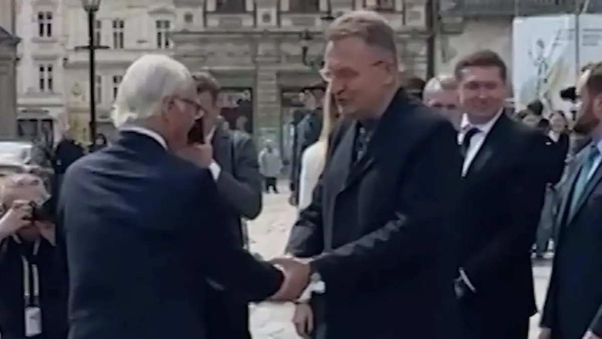 Bei der Begrüßung des Königs! Bürgermeister leistet sich peinlichen Versprecher Eure Majestät, ein Notfall?