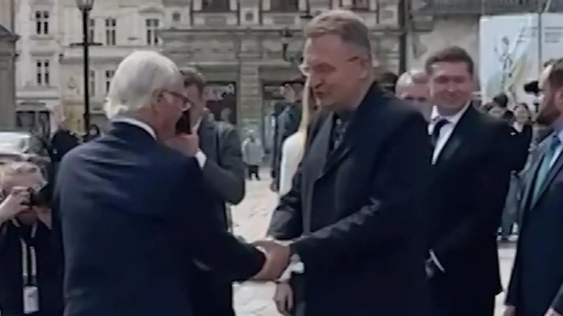 Bei der Begrüßung des Königs! Bürgermeister leistet sich peinlichen Versprecher Eure Majestät, ein Notfall?