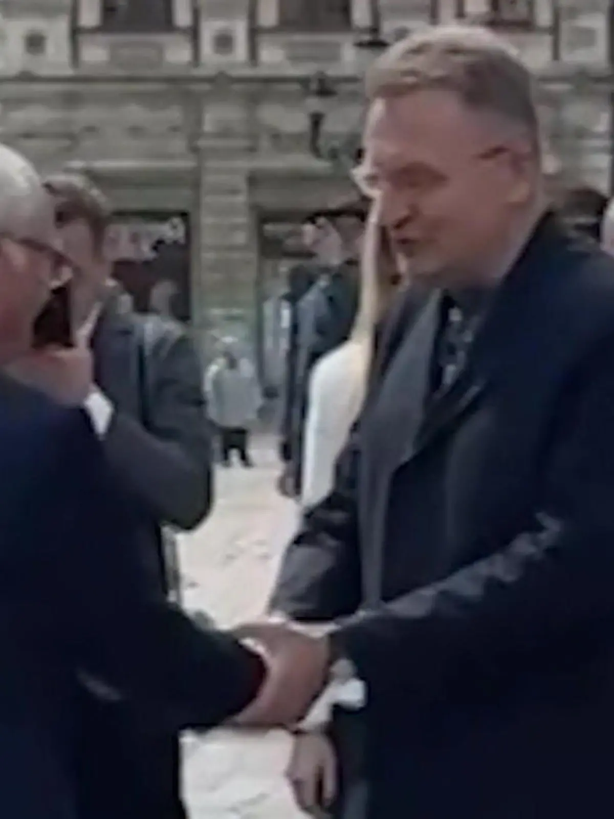 Bild zu: "Bei der Begrüßung des Königs! Bürgermeister leistet sich peinlichen Versprecher"