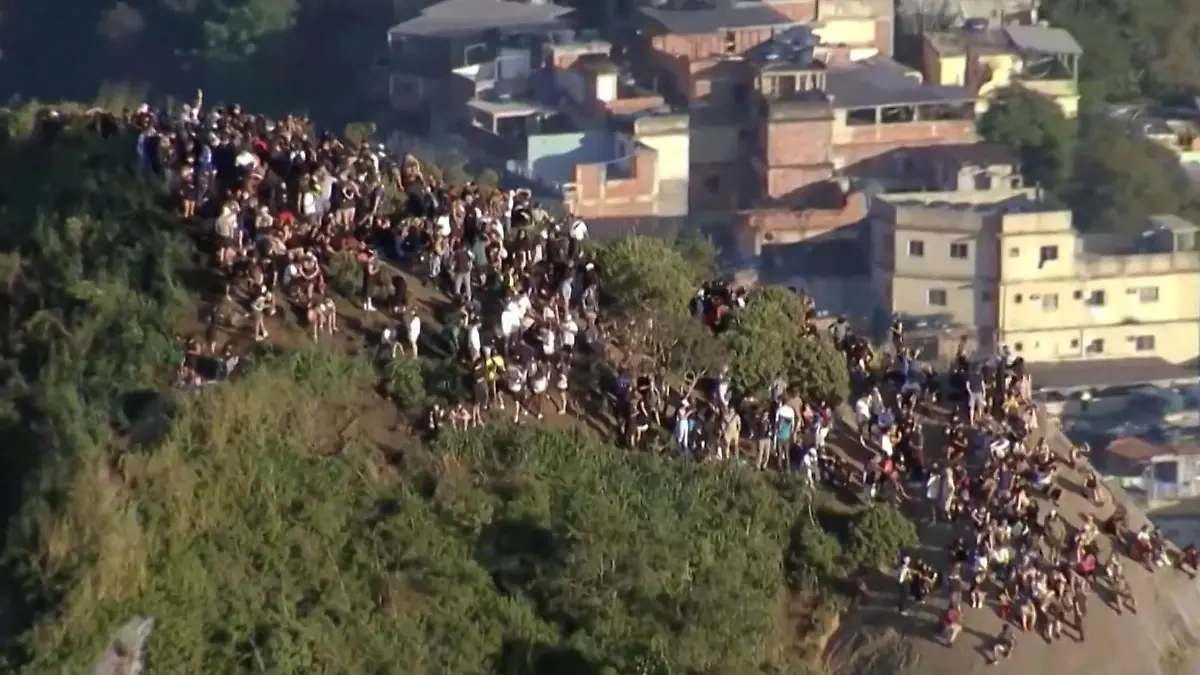Touristen auf Bergspitze in Rio de Janeiro gefangen – wegen wilder Schießerei! Angst auf dem Morro Dois Irmãos