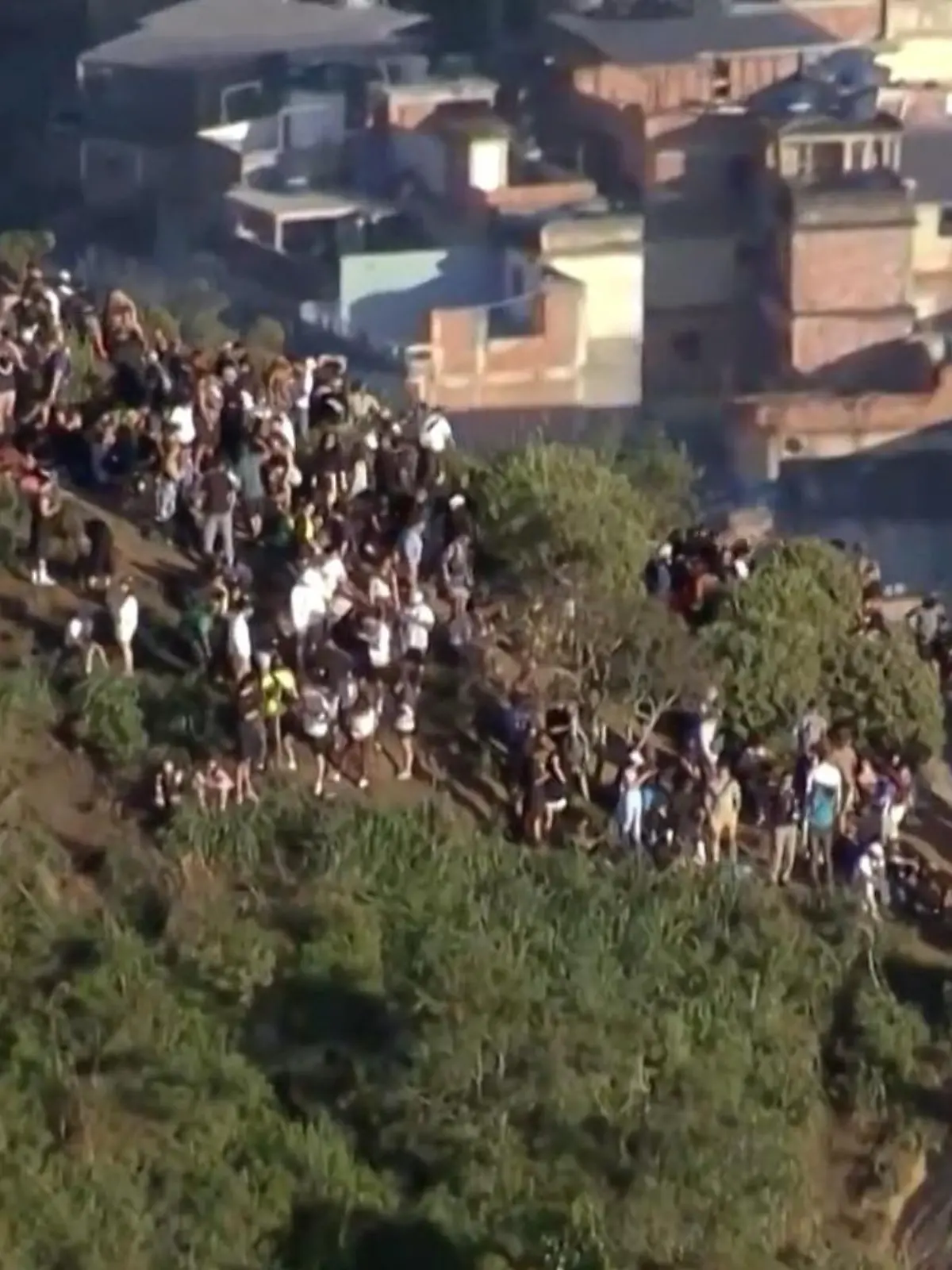 Bild zu: "Touristen auf Bergspitze in Rio de Janeiro gefangen – wegen wilder Schießerei!"