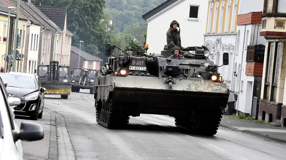 15.07.2021, Nordrhein-Westfalen, Hagen: Mit einem Bergepanzer und schwerem Räumgerät rückt die Bundeswehr an, um die Schäden, die die Überflutung des Nahmerbach am Vorabend mit sich gebracht hatte, zu beseitigen. Durch die heftigen Regenfälle war das Flüsschen zum reissenden Fluss geworden. Foto: Roberto Pfeil/dpa +++ dpa-Bildfunk +++
