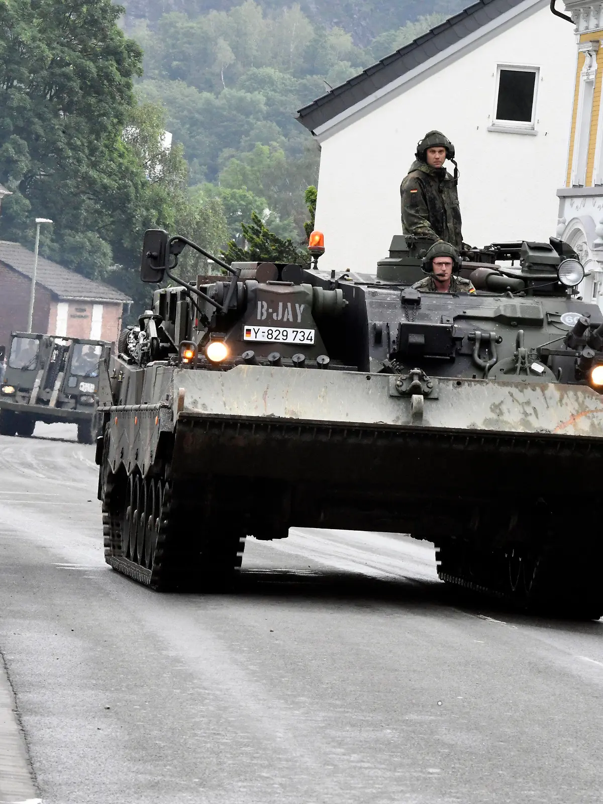 15.07.2021, Nordrhein-Westfalen, Hagen: Mit einem Bergepanzer und schwerem Räumgerät rückt die Bundeswehr an, um die Schäden, die die Überflutung des Nahmerbach am Vorabend mit sich gebracht hatte, zu beseitigen. Durch die heftigen Regenfälle war das Flüsschen zum reissenden Fluss geworden. Foto: Roberto Pfeil/dpa +++ dpa-Bildfunk +++