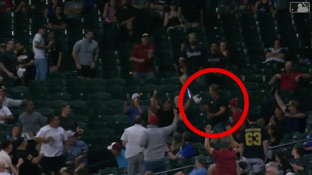 Verrücktester Catch EVER! Zuschauer fängt Ball mit seiner Kappe Sensation beim Baseball