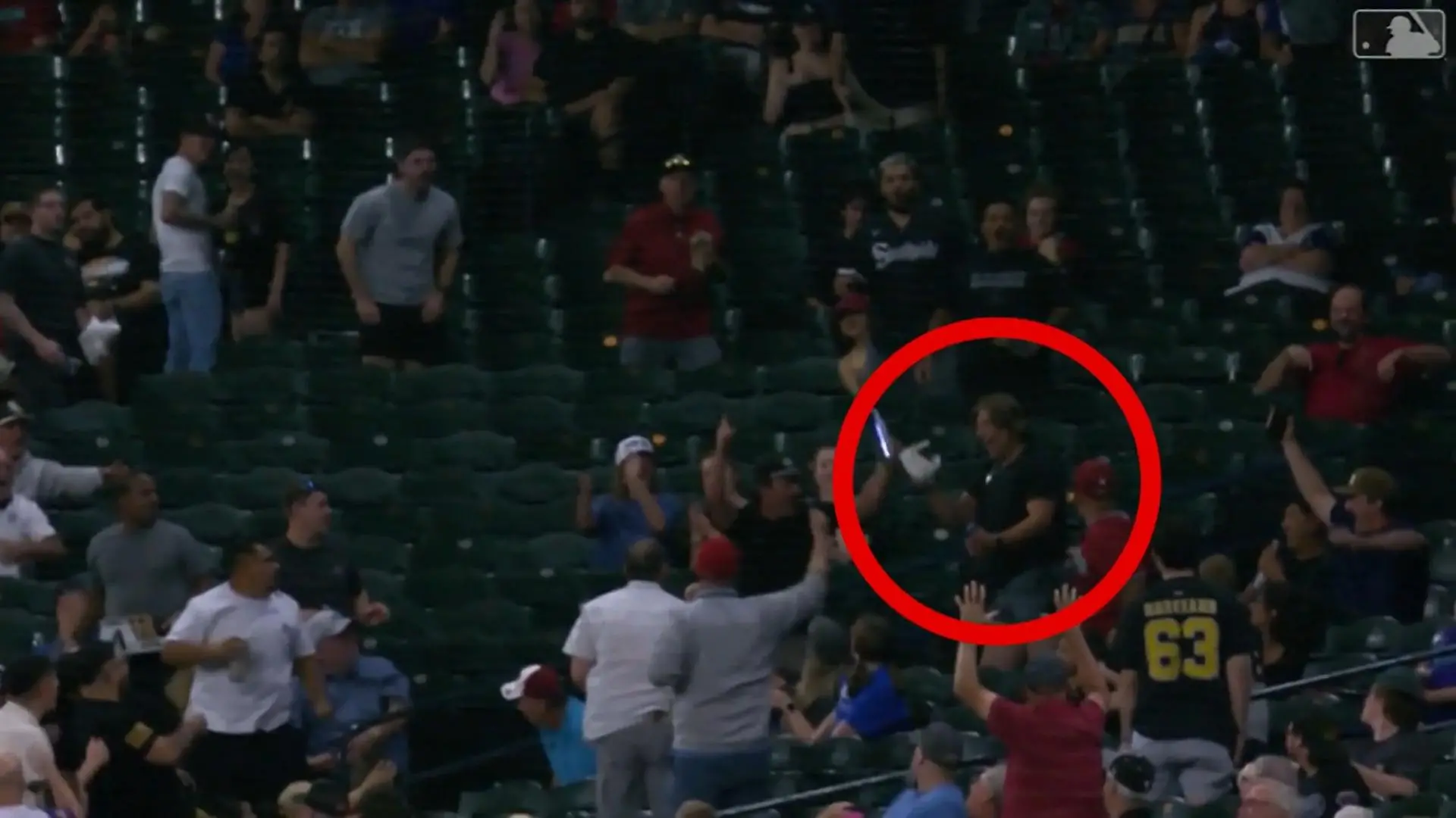 Verrücktester Catch EVER! Zuschauer fängt Ball mit seiner Kappe Sensation beim Baseball