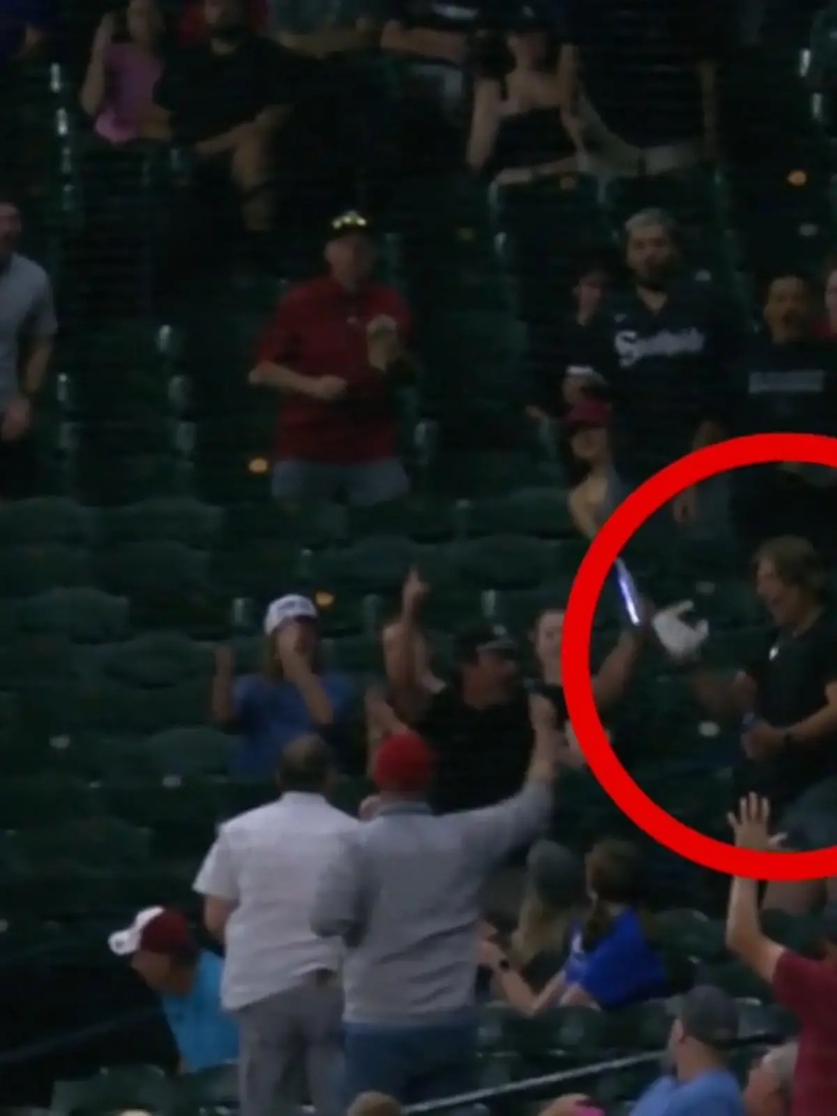 Bild zu: "Verrücktester Catch EVER! Zuschauer fängt Ball mit seiner Kappe"