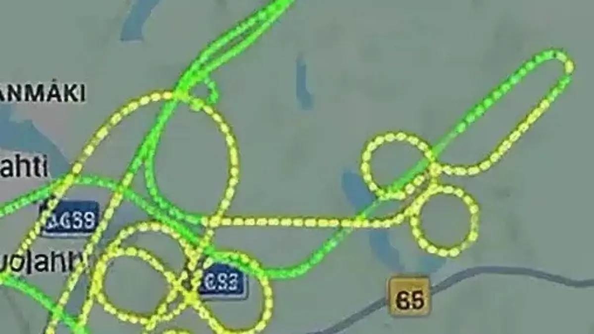 In großen Bögen flogen die Piloten bei einer Übung eher ungewöhnliche Muster in den Himmel. 