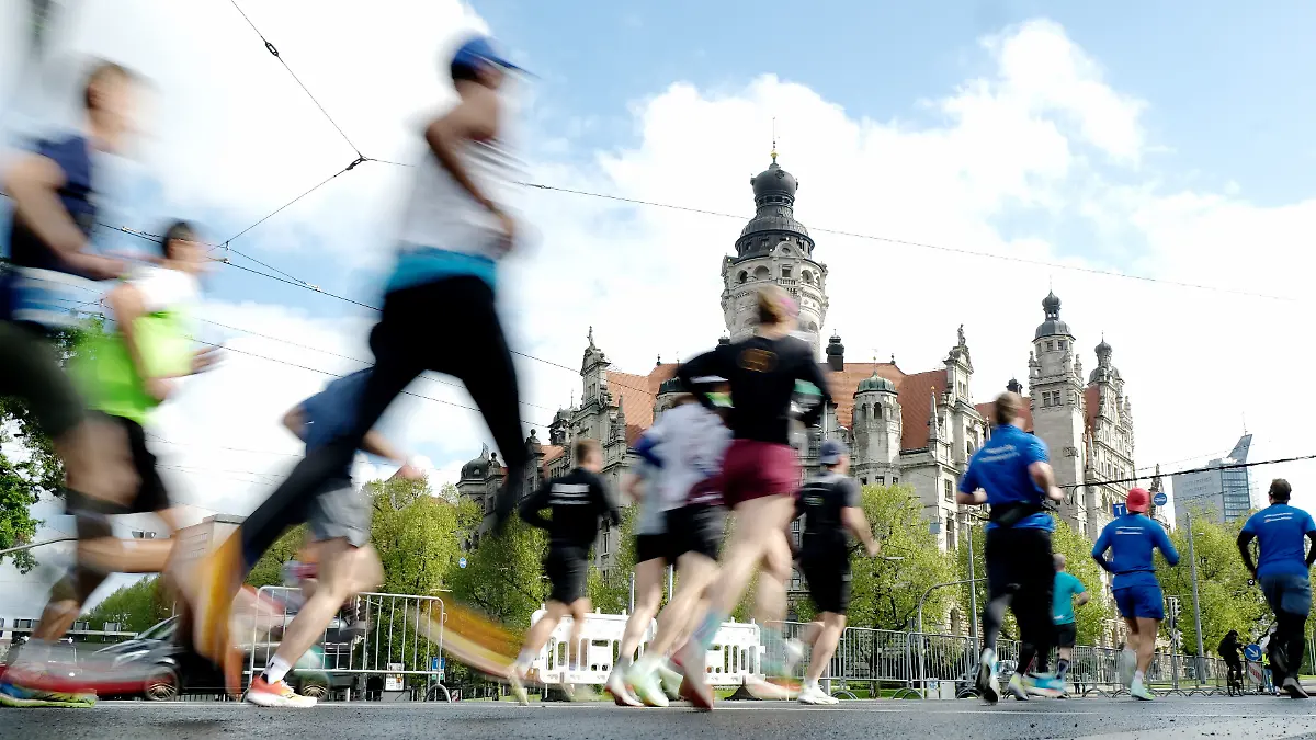 Marathonläufer bewegen sich am Neuen Rathaus vorbei. Etwa 9000 Menschen gehen am Sonntag beim 46. Leipzig Marathon in verschiedenen Disziplinen, wie Handbikes oder Inlineskates oder zu Fuß an den Start.