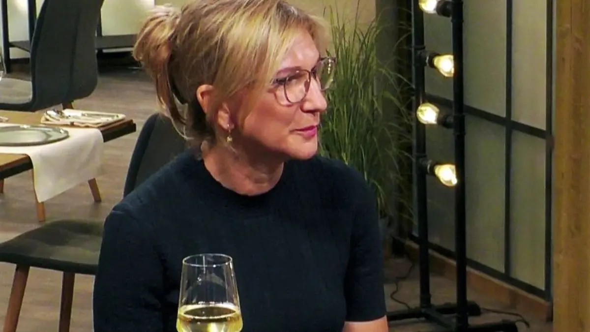 Frau sitzt an einer Bar