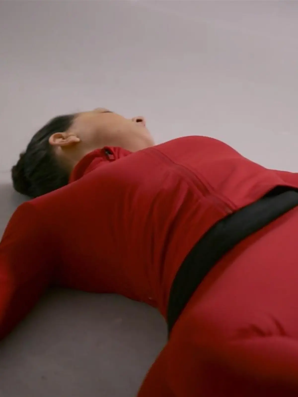 Charlie liegt bei AWZ regungslos auf dem Boden. 