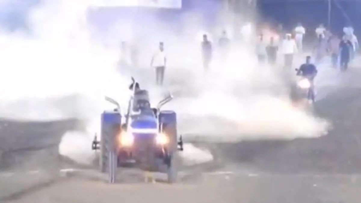 Während Sportveranstaltung! Politiker rast mit Traktor auf Spielfeld – aus DIESEM Grund Fassungslosigkeit in indischem Stadion