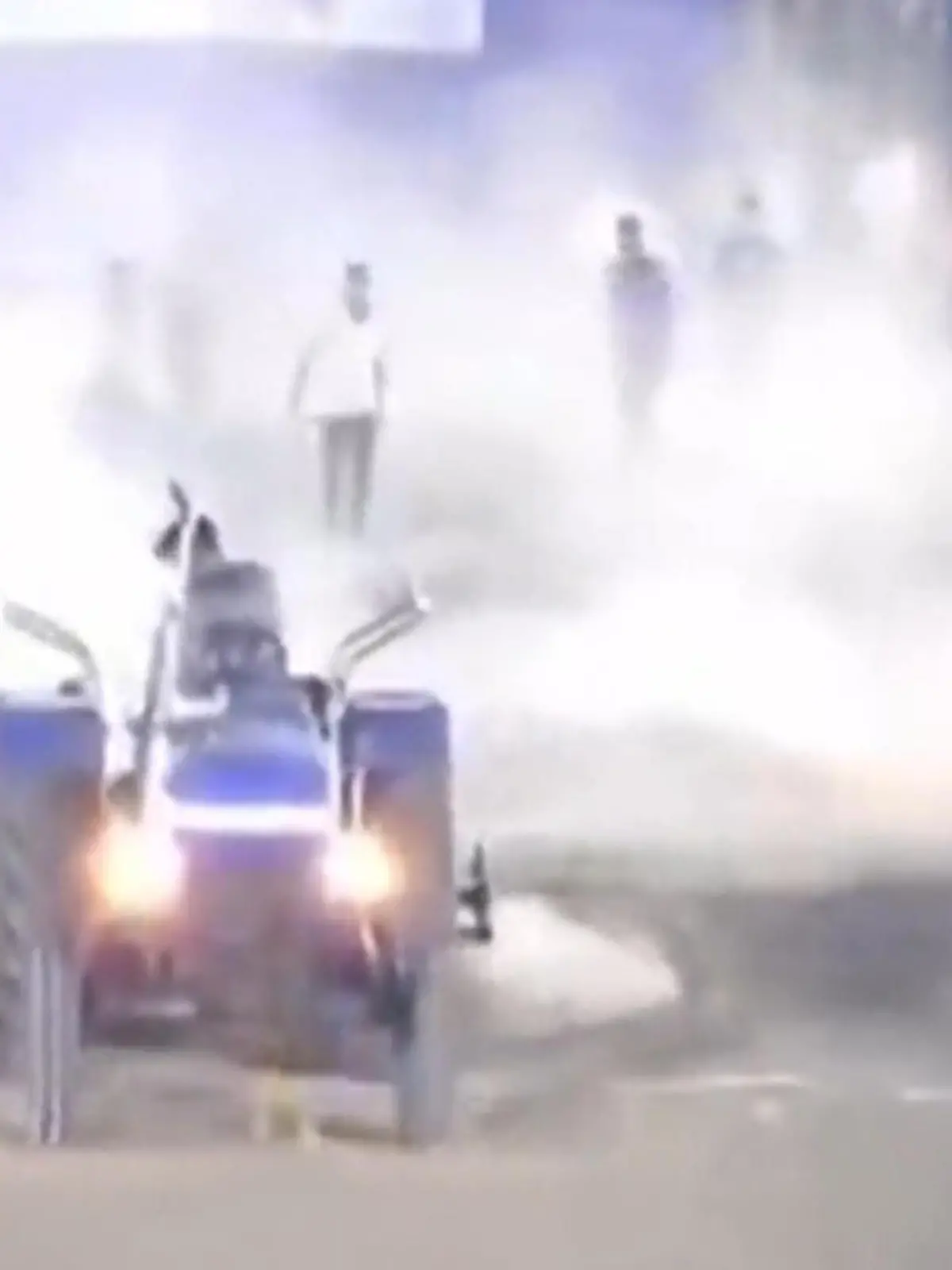 Bild zu: "Während Sportveranstaltung! Politiker rast mit Traktor auf Spielfeld – aus DIESEM Grund"