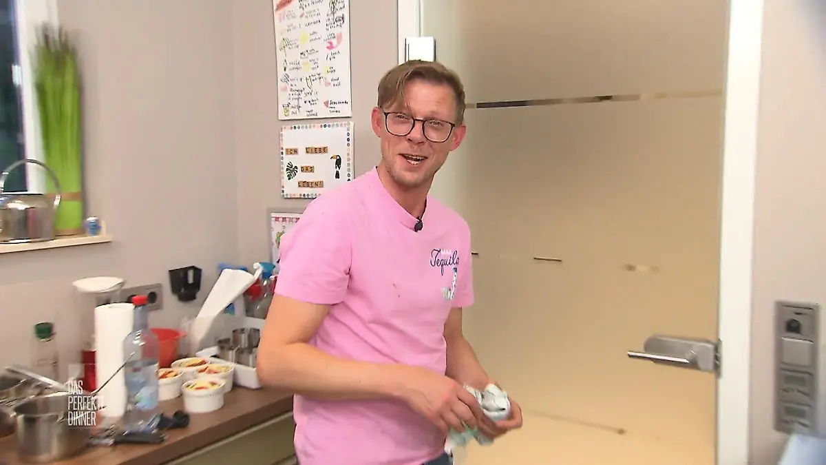 Mark lacht mit Tränen in den Augen in die Kamera