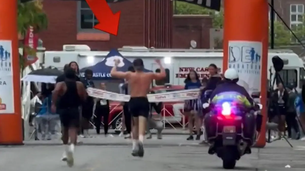 Zu früh gefreut! DIESER Jubel kostet Marathonläufer den Sieg Unverhoffte Aufholjagd