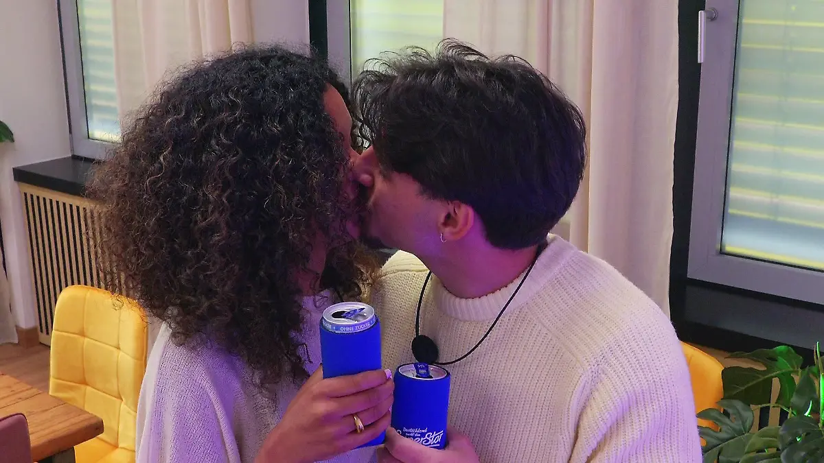 Wie aufregend! Noemi und Paco wohnen in der DSDS-WG nun auf Probe zusammen.