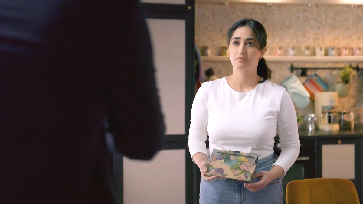 Esma übergibt Tobias Viviens Erinnerungsbuch erneut „Unter uns“-Folge vom 05.05.26 auf RTL+