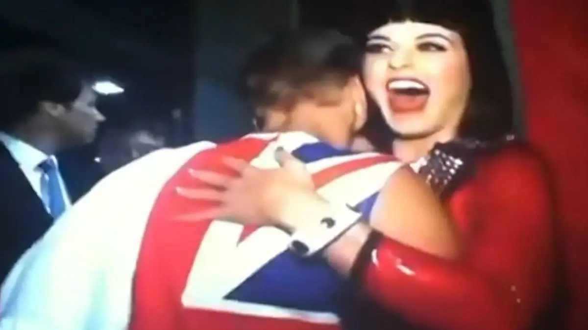 Sexueller Übergriff? Hier grapscht Katy Perry Justin Bieber an den Po Altes Video aufgetaucht!