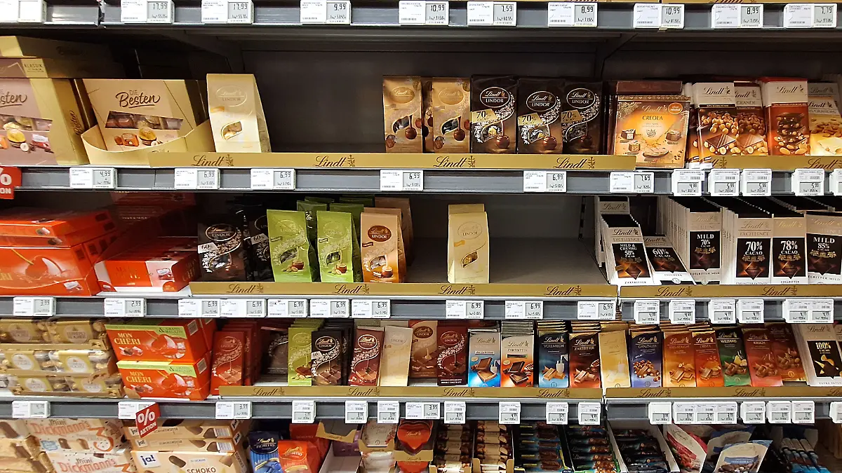 Themenbild - Einkaufen im Einzelhandel, Supermarkt, Discounter, Verkaufsregal mit Lebensmittel, Nahrungsmittel Bild: Verkaufsregal mit Lebensmittel, Nahrungsmittel im Supermarkt, Discounter , Einzelhandel im Rewe, Penny, Aldi, Lidl, Regal, Schokolade von Lindt Foto:Eibner-Pressefoto/Fleig