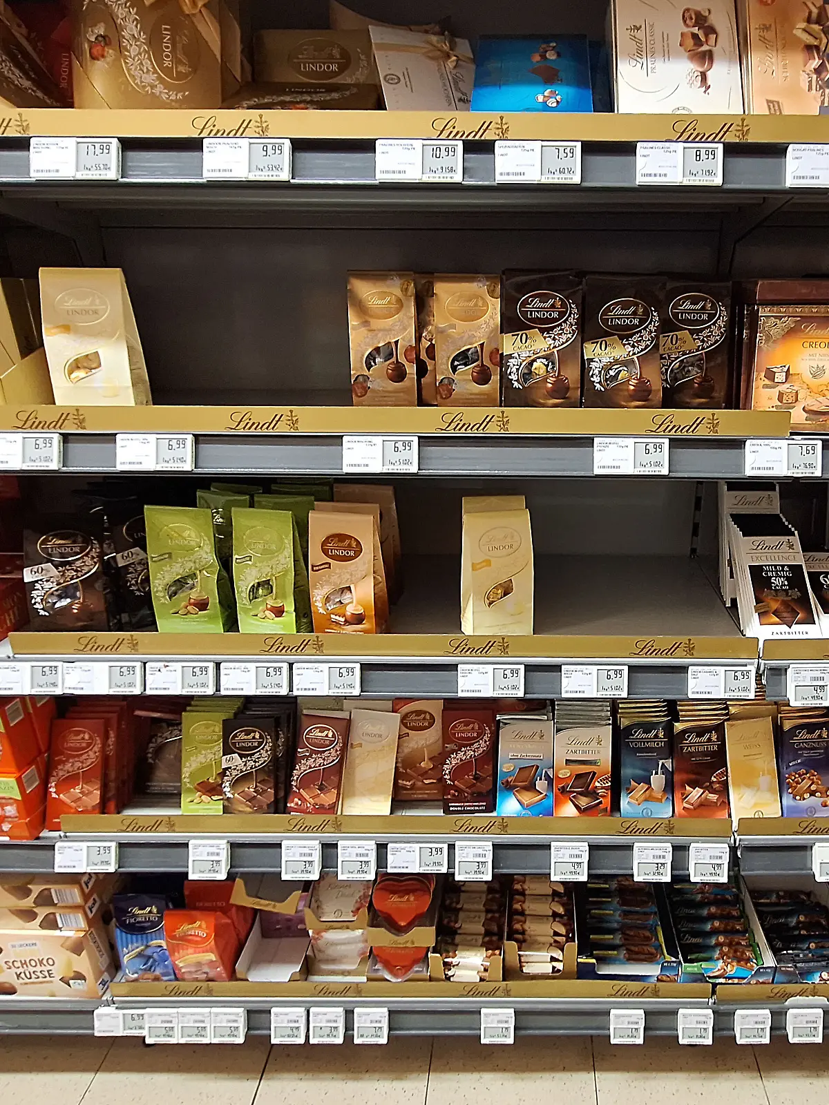 Themenbild - Einkaufen im Einzelhandel, Supermarkt, Discounter, Verkaufsregal mit Lebensmittel, Nahrungsmittel Bild: Verkaufsregal mit Lebensmittel, Nahrungsmittel im Supermarkt, Discounter , Einzelhandel im Rewe, Penny, Aldi, Lidl, Regal, Schokolade von Lindt Foto:Eibner-Pressefoto/Fleig