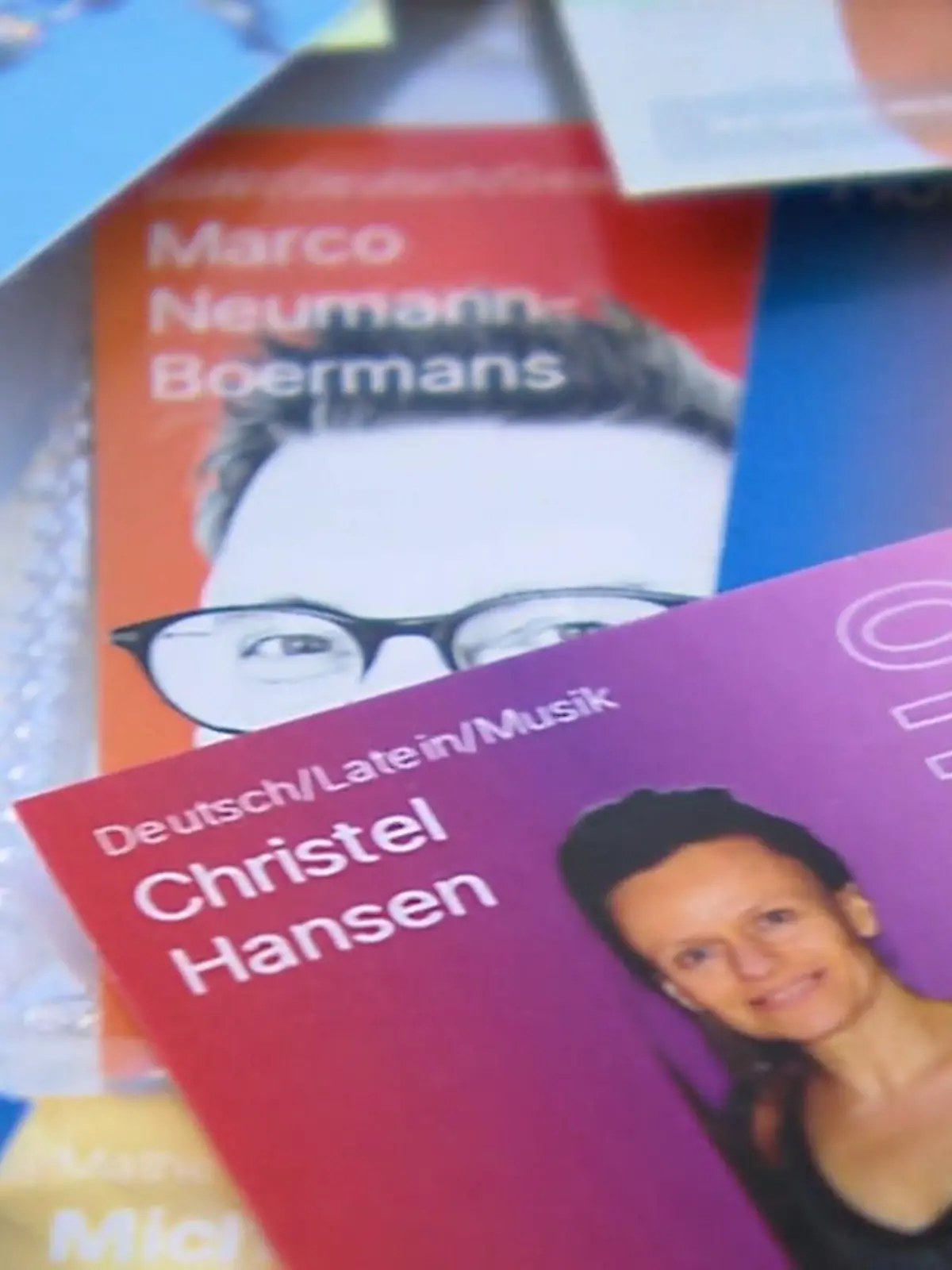 Bild zu: "Gymnasium mit Lehrer-Sammelkarten"