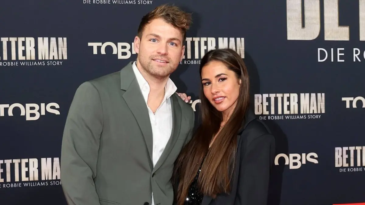 Sarah Engels mit Ehemann Julian bei einer Filmpremiere im Dezember 2024 in Köln.jpg