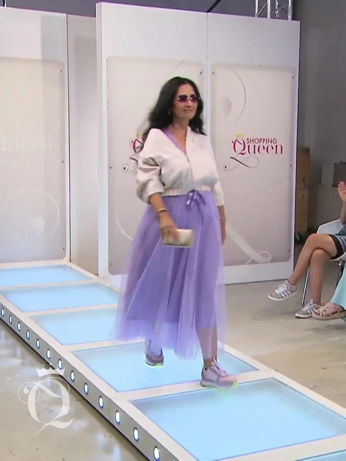 Bild zu: "Shopping Queen: Vicky überzeugt in einem lila Tüll-Traum – „Sie ist Gelato!”"