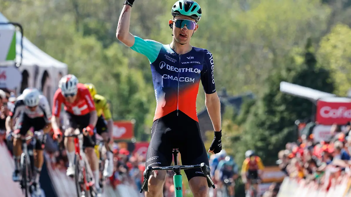 Paul Seixas of France crosses the finish line ahead of Benoit Cosnefroy of France, far left, Mauro Schmid of Switzerland, second left, and Ben Tulett of Britain, rear in yellow, to win the Belgian cycling classic Fleche Wallonne (Walloon Arrow), in Huy, Belgium, Wednesday, April 22, 2026. (AP Photo/Geert Vanden Wijngaert)