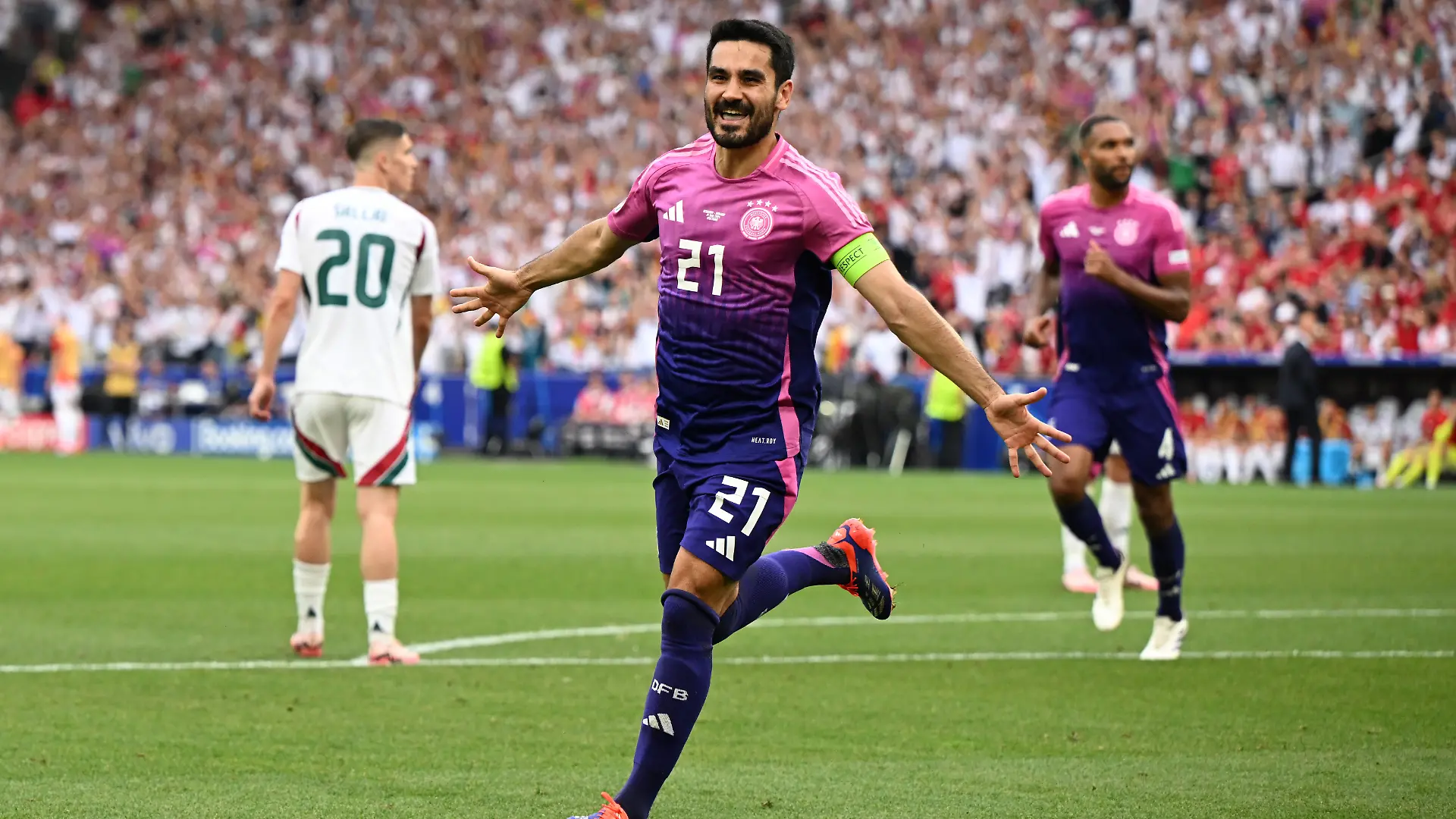Ilkay Gündogan zeigt auf Instagram seinen kleinen Sohn.