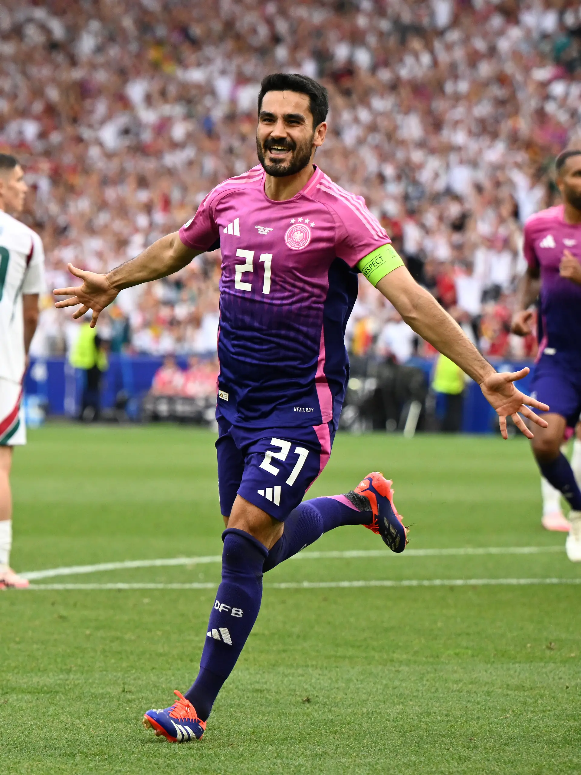 Ilkay Gündogan zeigt auf Instagram seinen kleinen Sohn.