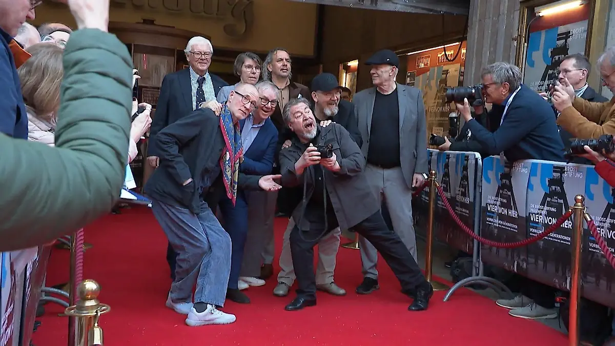 Premiere vom Kurzfilm „Vier von hier“ Hochkaräter auf einer Leinwand