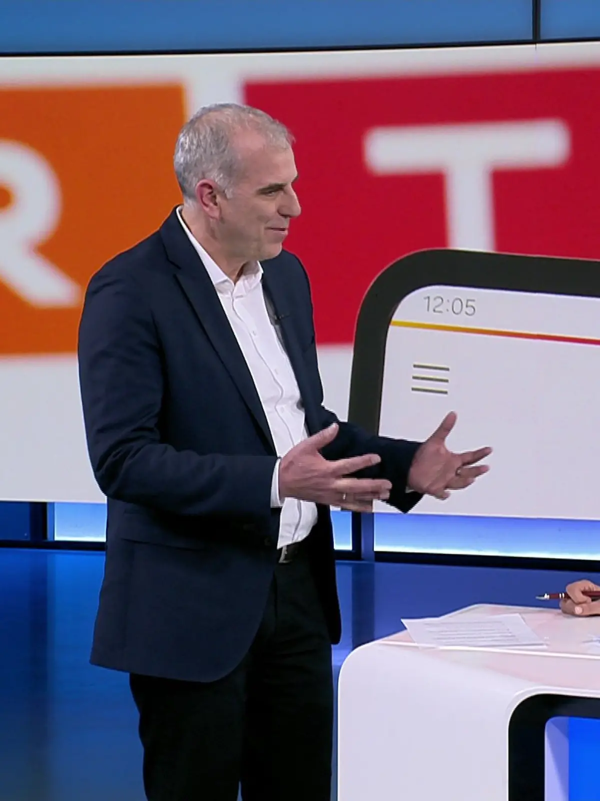 RTL-CEO Stephan Schmitter freut sich in „RTL Aktuell” über die Entscheidung der EU-Kommission. RTL darf Sky übernehmen.