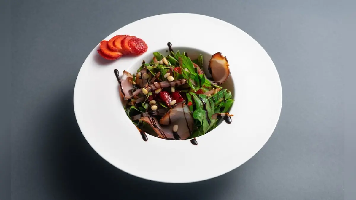 Rezept für Erdbeer-Salat mit Schinken und Rucola.