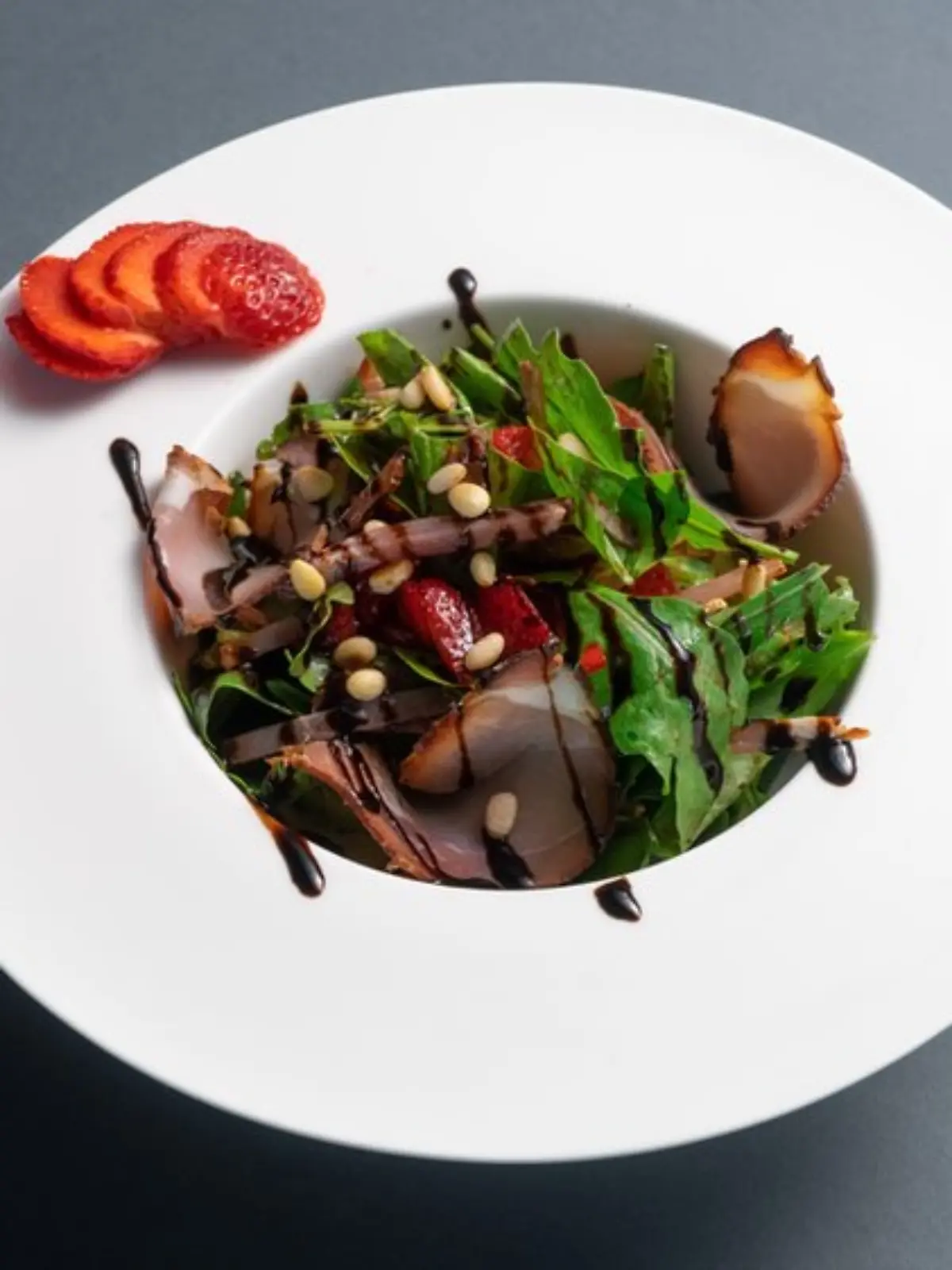 Rezept für Erdbeer-Salat mit Schinken und Rucola.