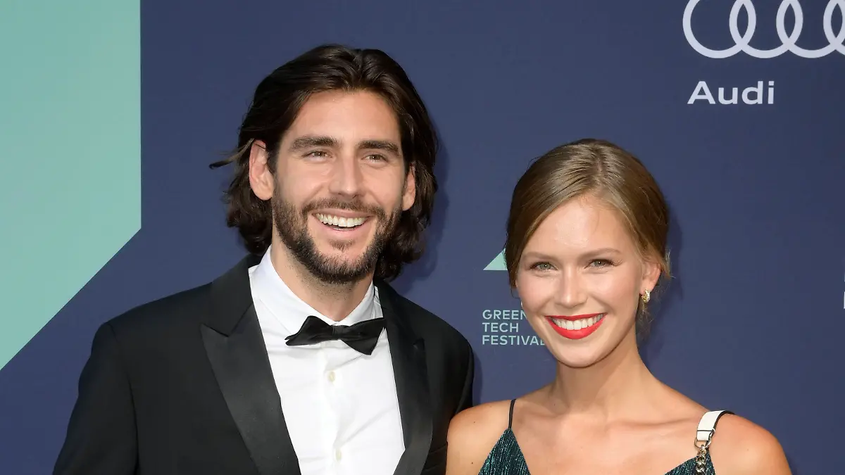 Álvaro Soler und Melanie Kroll bei den Green Awards 2022 in der Urban Tech Republic auf dem Flughafengelände Berlin Tege