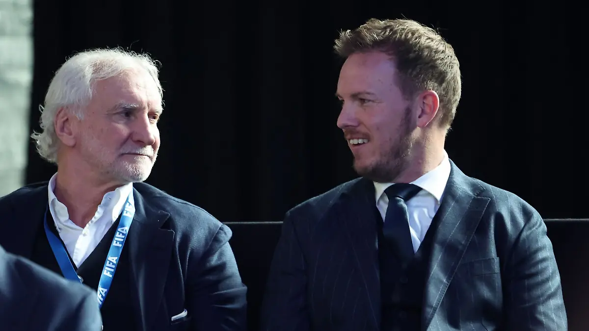 Bis 2028 soll ihre Zusammenarbeit weitergehen: DFB-Sportdirektor Rudi Völler (l.) und Bundestrainer Julian Nagelsmann (Archivbild)
