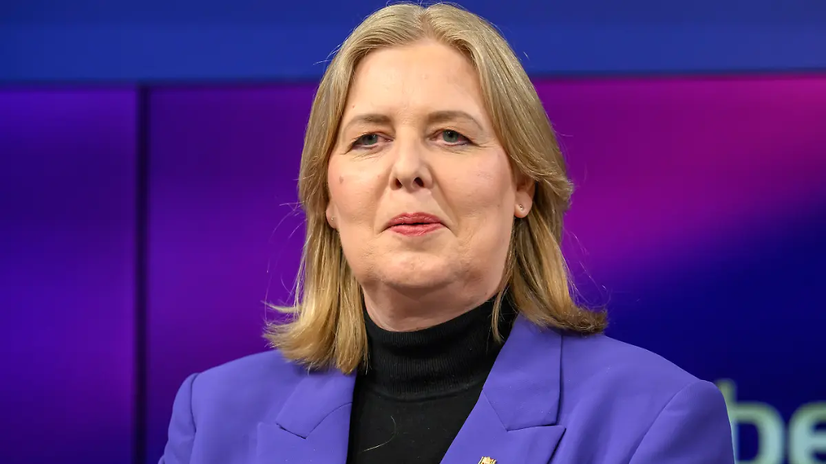 v.l.: Bärbel Bas, SPD (Bundesarbeitsministerin), GER, Berlin, Studio, zu Gast bei  Maischberger, politische Talkshow, TV, Format, mit Moderatorin  Sandra Maischberger, Das Erste, aus Adlershof  Am Studio 20, 22. April 2026,